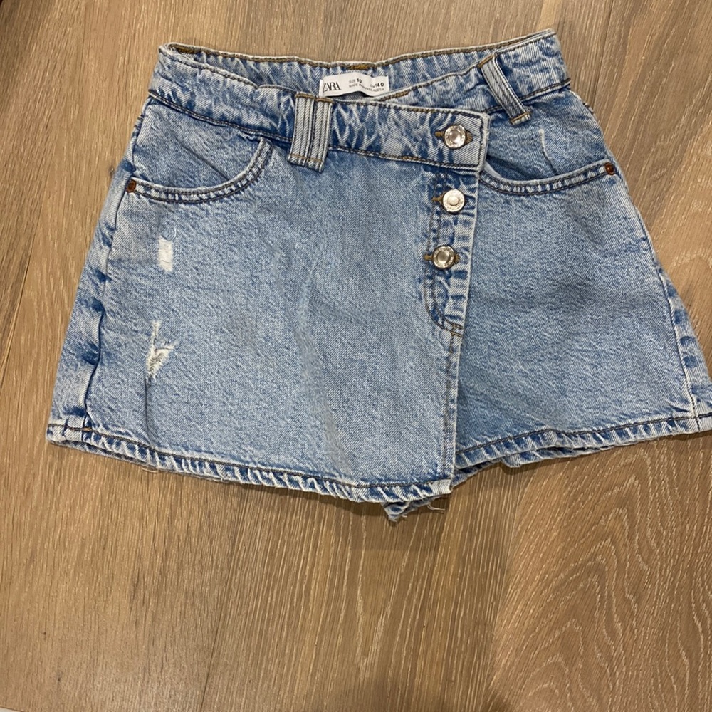 Zara denim skort size 10. Excellent condition. Super cute!